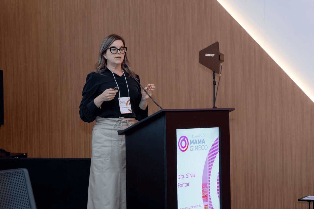 Dra. Silvia apresentando em simpósio